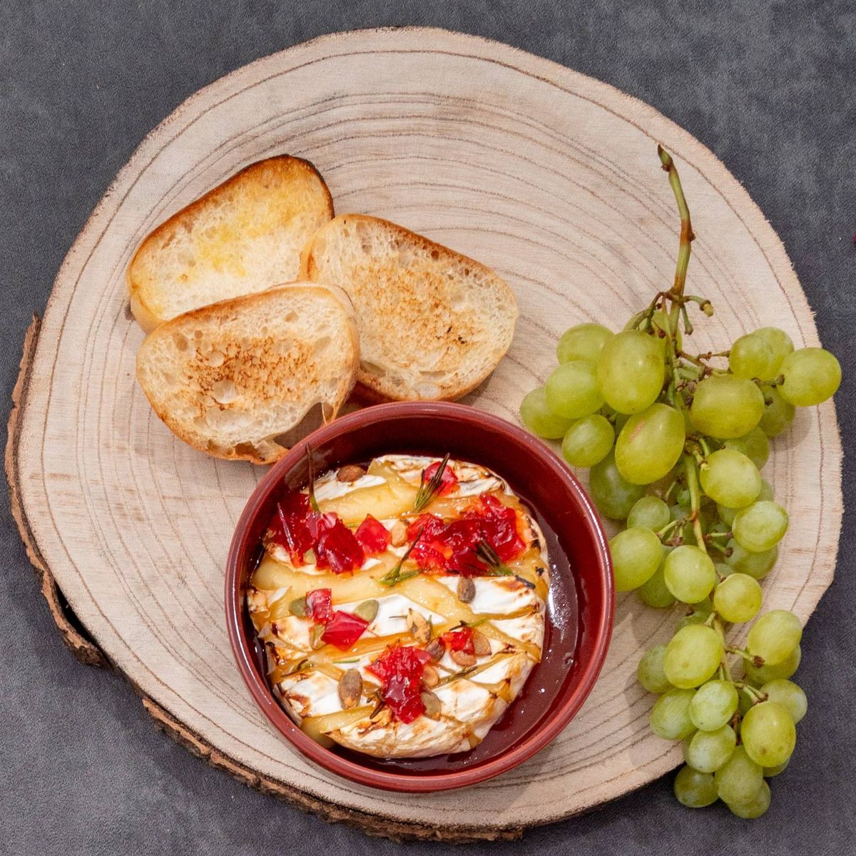 Camembert la cuptor cu dulceață de ardei iute și focaccia